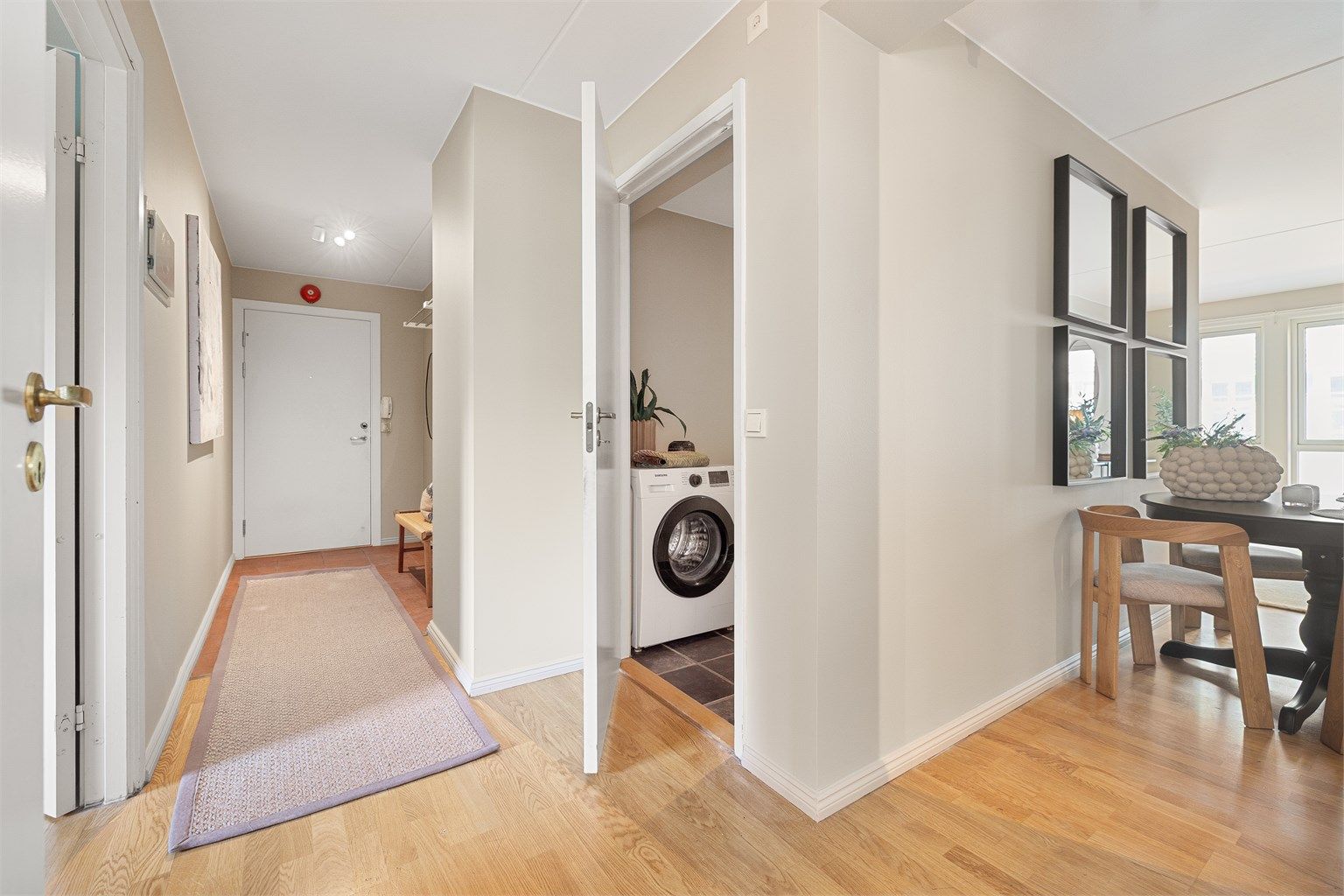 Leiligheten har gjennomgående planløsning og en arealeffektiv utforming som gir god romutnyttelse.