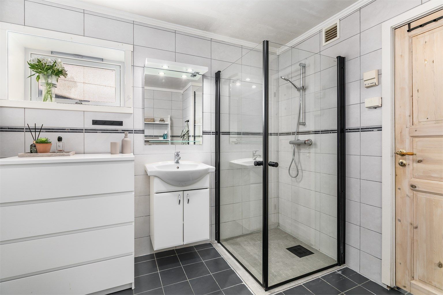 Nytt dusjhjørne ble installert i 2024. Badet for øvrig har ukjent alder, men er oppgradert etter leilighetens byggeår. Forhold ved tettesjikt er gitt TG 3.