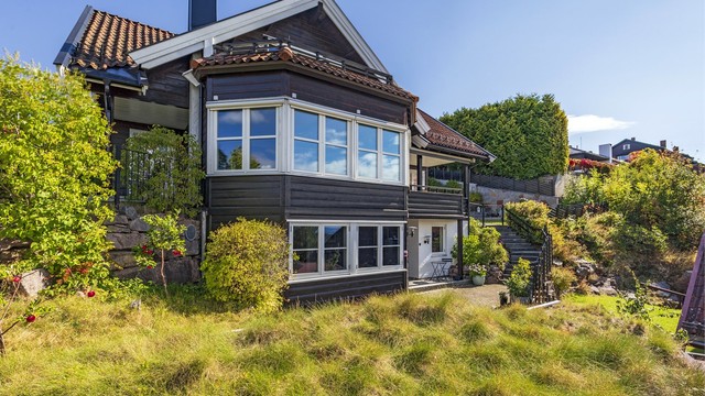 Med torvtak på garasjenbygget blir uteområdet desto mer frodig