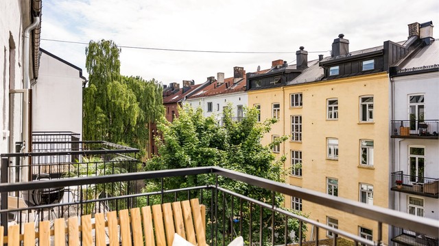 Dagligvarehandelen kan gjøres hos blant annet Frogner Mat, Joker eller Kiwi, alt i umiddelbar nærhet.