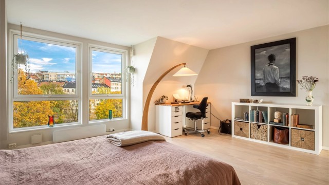 Dagslys og fritt utsyn over nabolaget fra soverommet i 8. etasje.