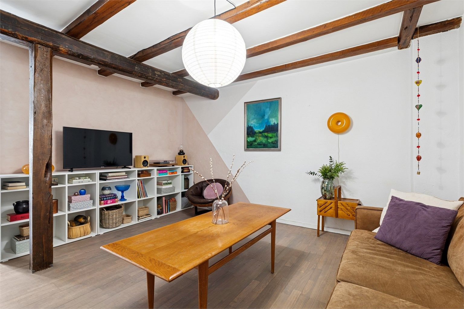 Stuen er romslig og svært koselig, med store vindusflater som slipper inn rikelig med dagslys. (Foto: EFKT v/Kristian Haug)