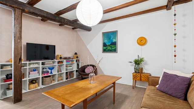 Stuen er romslig og svært koselig, med store vindusflater som slipper inn rikelig med dagslys. (Foto: EFKT v/Kristian Haug)