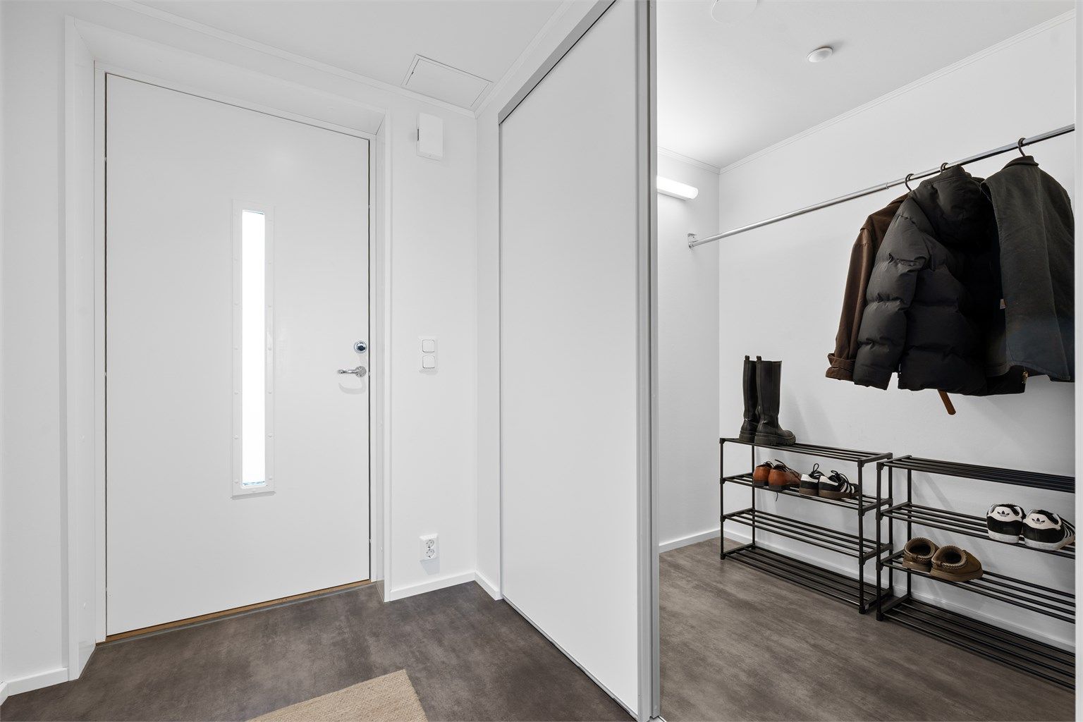 Entré med praktisk bod/garderobeløsning.