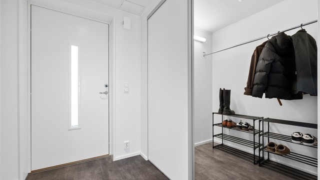 Entré med praktisk bod/garderobeløsning.