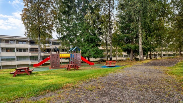 Lekeplass i trygge og bilfrie omgivelser rett utenfor boligen.