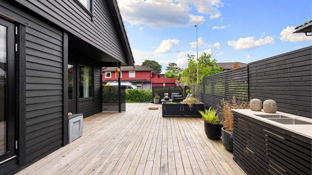 Terrassen strekker seg langs store deler av husets vestside.