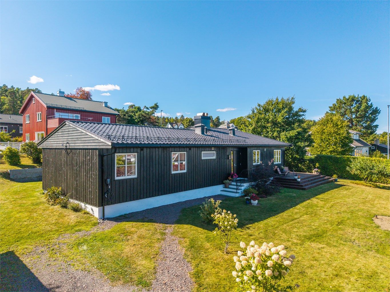 Boligen ligger i et etablert og hyggelig boligområde på Teie, med kort vei til Teieskogen, skoler, barnehager og Tønsberg sentrum.