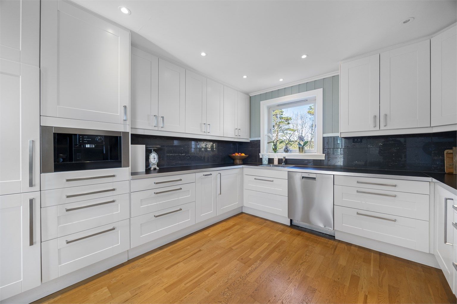 Kjøkkenet har en funksjonell innredning med rikelig skap- og benkeplass. Her er det godt med rom for matlaging.