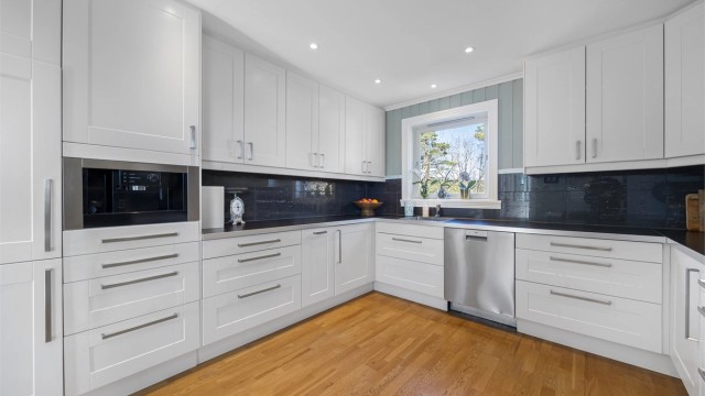 Kjøkkenet har en funksjonell innredning med rikelig skap- og benkeplass. Her er det godt med rom for matlaging.