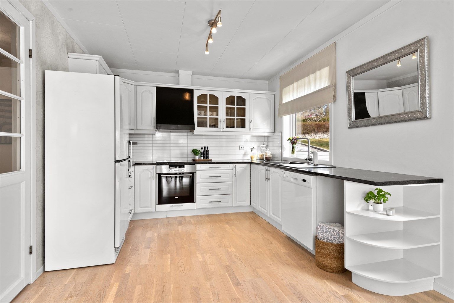 Funksjonelt kjøkken med godt med skap- og benkeplass. Kjøkkenventilator med avtrekk rett ut