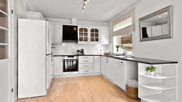 Funksjonelt kjøkken med godt med skap- og benkeplass. Kjøkkenventilator med avtrekk rett ut