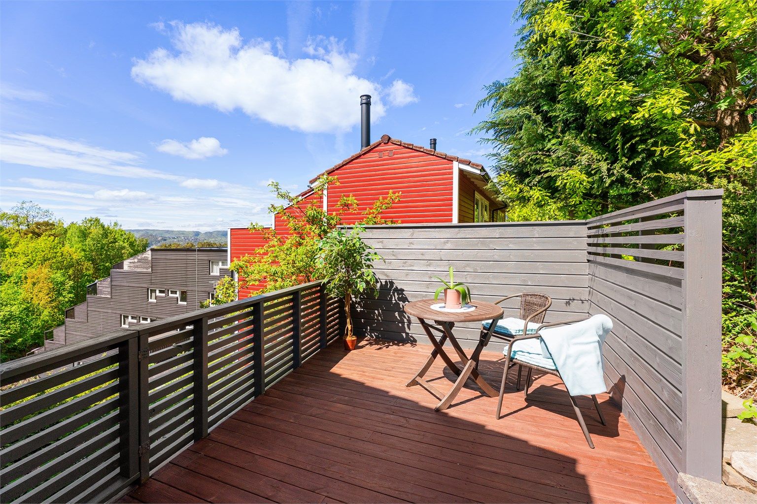 Boligen har totalt fire ulike uteplasser med gode solforhold. Foto: Hans Nøstdahl.