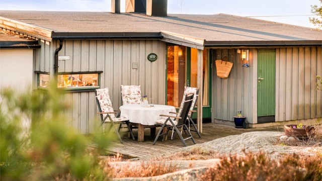 Plattingen på inngangssiden er solfylt fra morgenen og et lunt, deilig sted for frokostene.