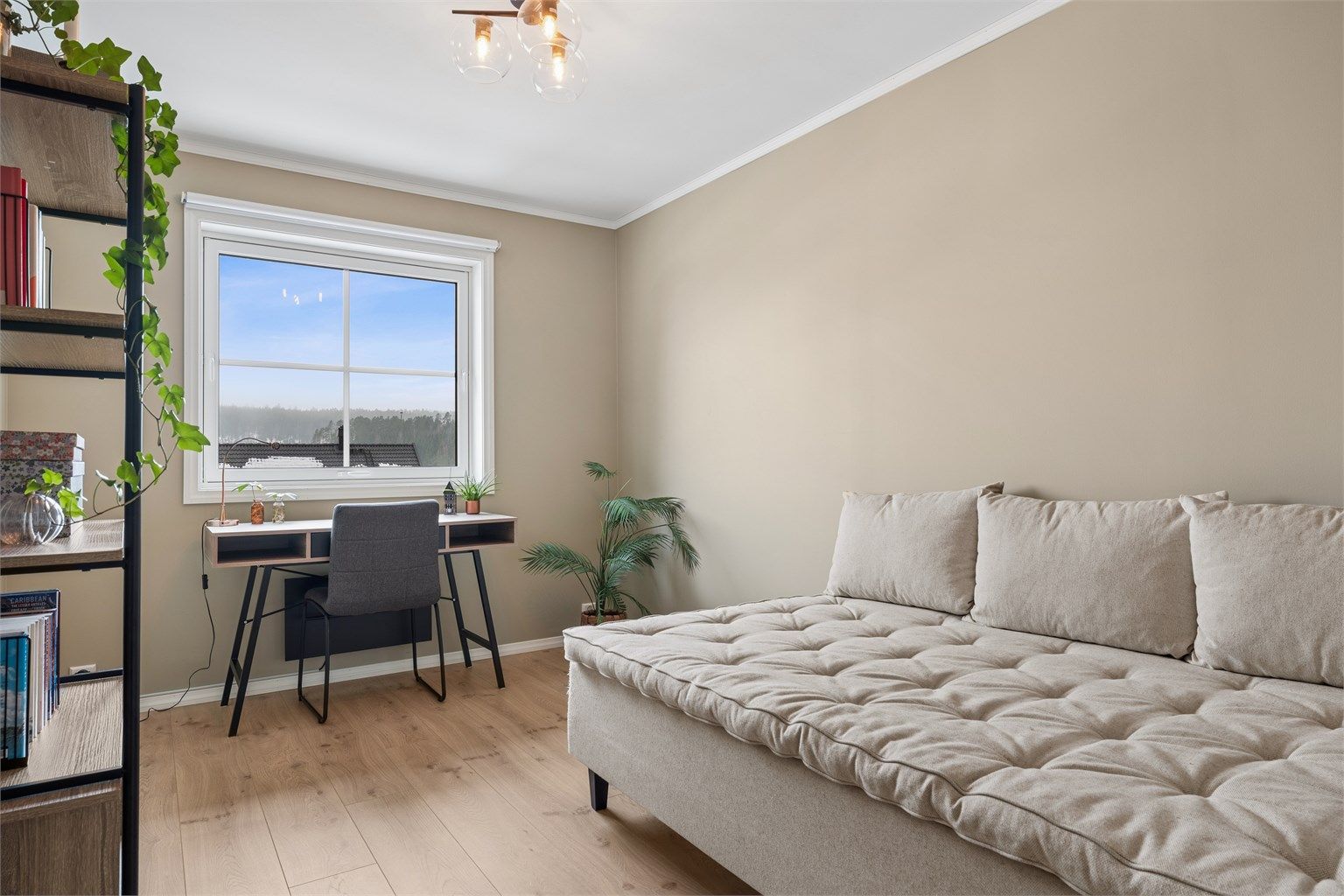 Hovedetasjen har et soverom av god størrelse. Dette kan også egne seg godt som både kontor og gjesterom.