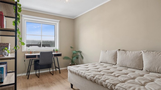 Hovedetasjen har et soverom av god størrelse. Dette kan også egne seg godt som både kontor og gjesterom.