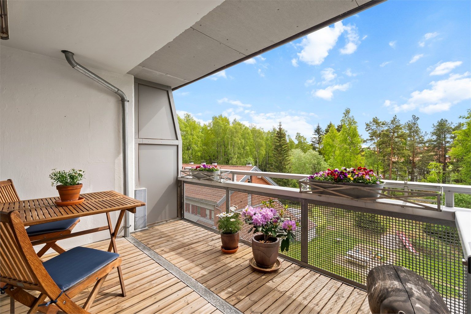 Balkong er på ca. 11 m² og er vendt mot syd - her får du sol fra ca. kl. 10:00 - 18:00