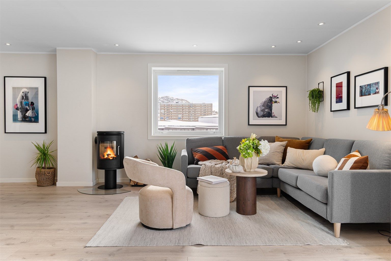 - God plass til en stor sofakrok -