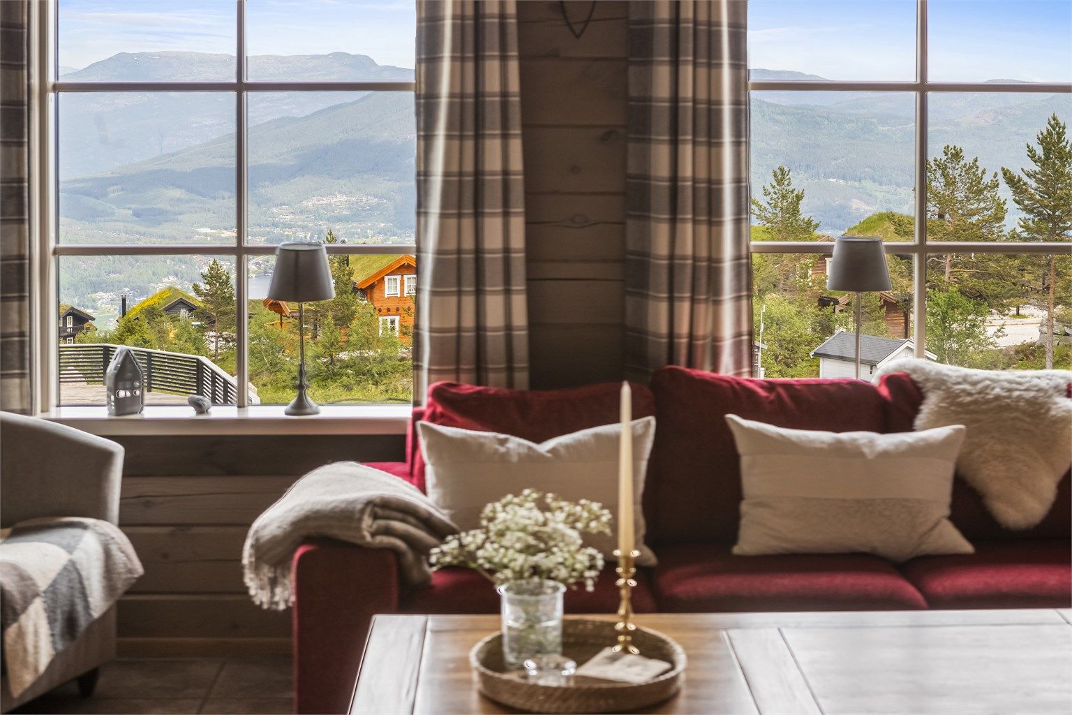 Fenomenal utsikt kan nytes fra hytten - ute som inne