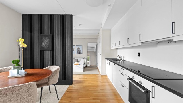 Lekker skillevegg er satt opp for å dele av stue- og kjøkkensone.