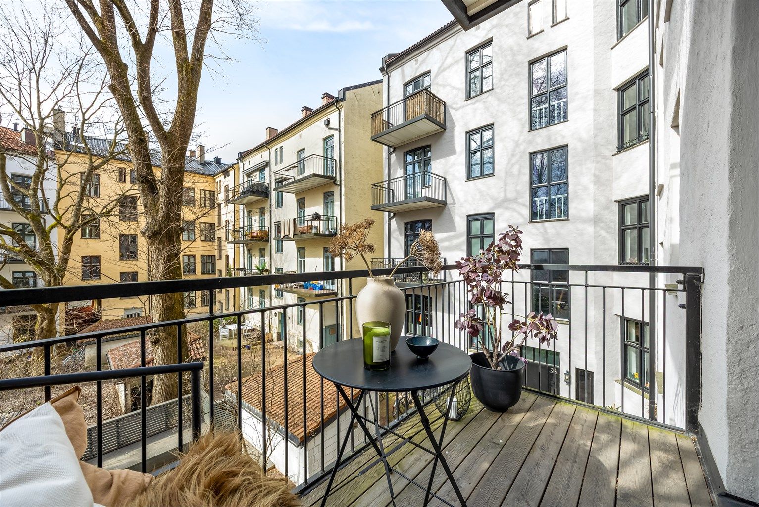 Fra stuen er det videre adkomst til leilighetens balkong, oppført i 2004. På årets varme dager fungerer balkongen naturligvis godt som en forlengelse av stuen.