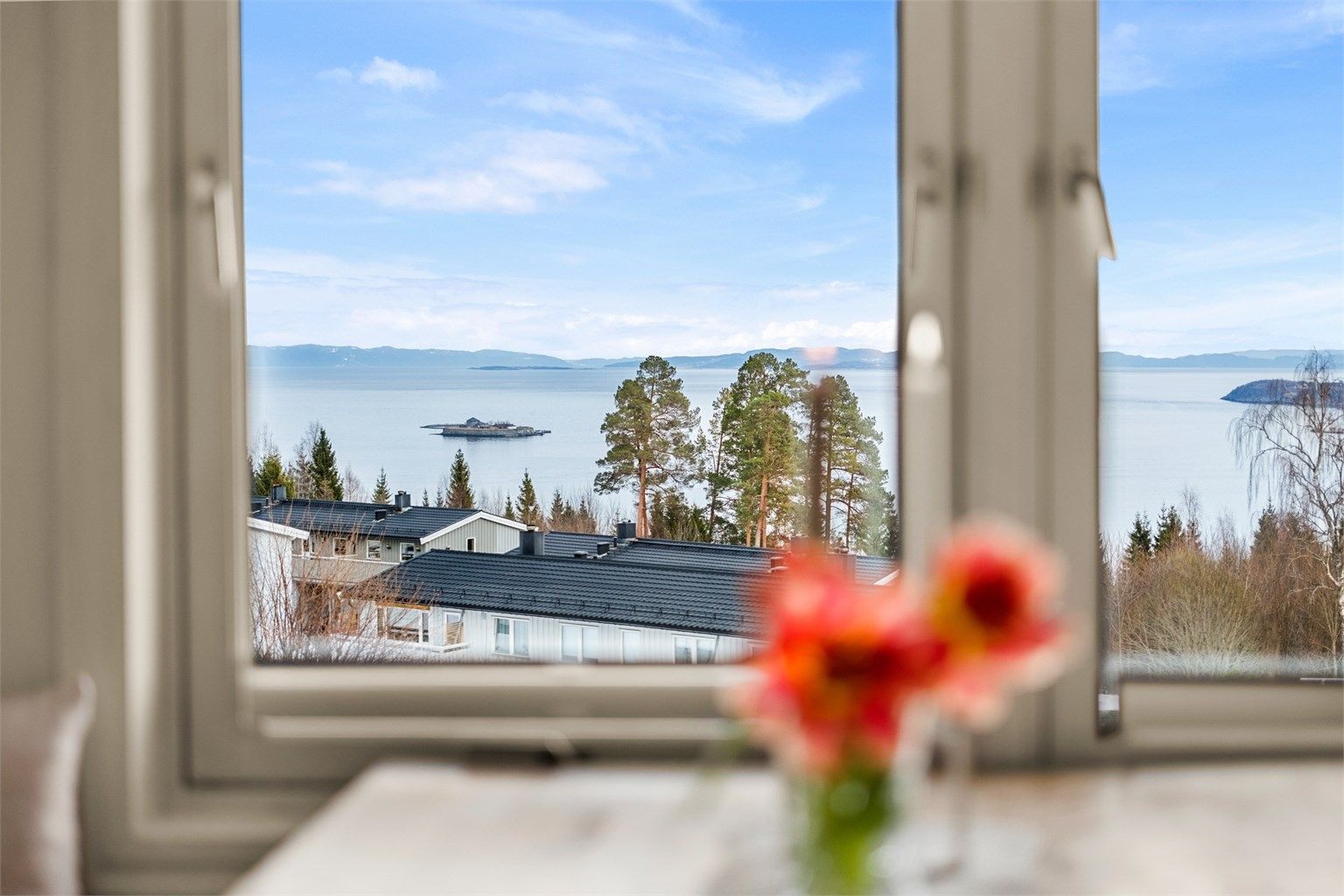 Fra kjøkkenet og spiseplassen kan du nyte den fabelaktige utsikten over fjorden