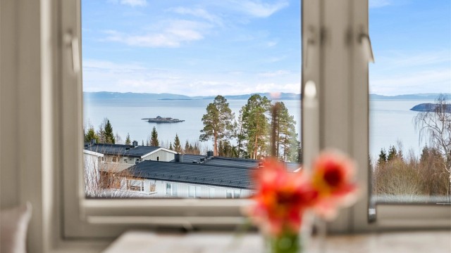 Fra kjøkkenet og spiseplassen kan du nyte den fabelaktige utsikten over fjorden
