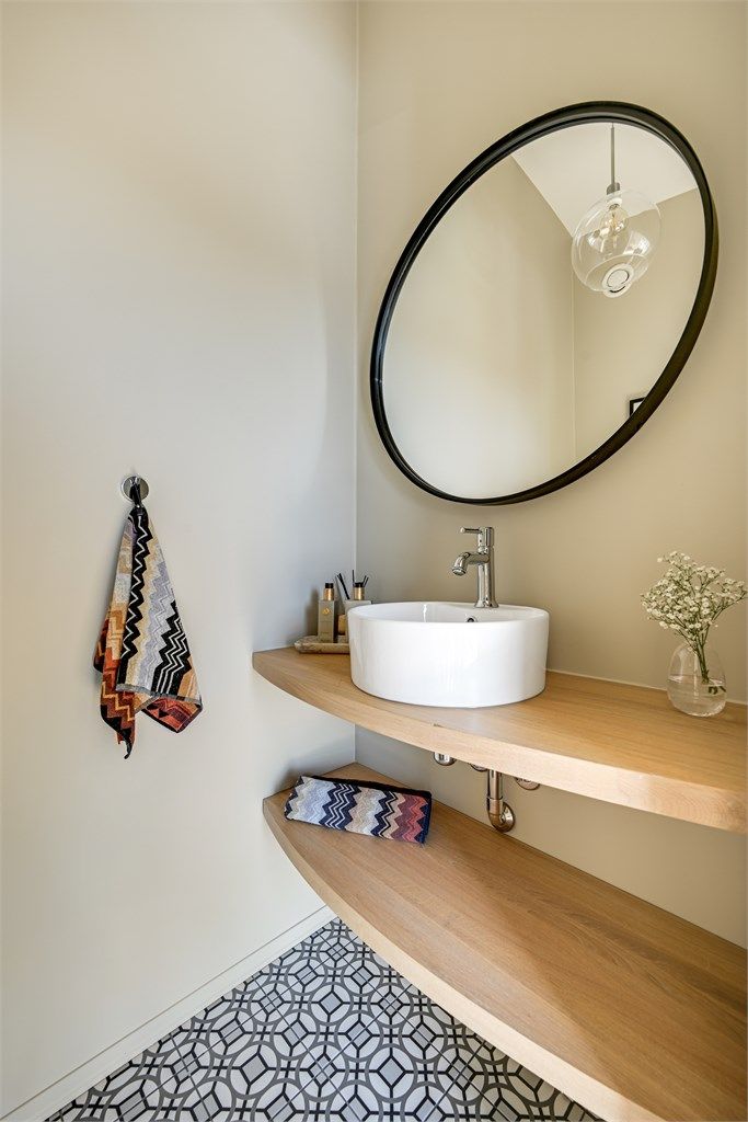 Toalettrommet har flislagt gulv, vegghengt toalett og servant. Veggene er nylig malt.