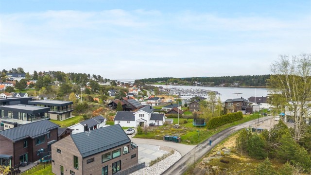 Beliggende med kort vei til sjø, strand, båthavn, barnehager, skole, matbutikk, m.m