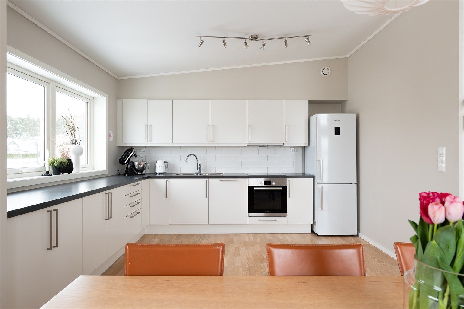 Kjøkkenet, som er fra HTH, har gode oppbevaringsmuligheter og har praktisk arbeidsbredde langs vinduet.