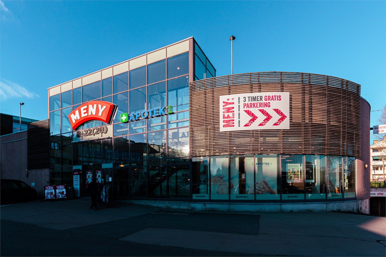 Kalbakken senter med dagligvare, apotek og andre servicetilbud ligger kun en kort spasertur unna.