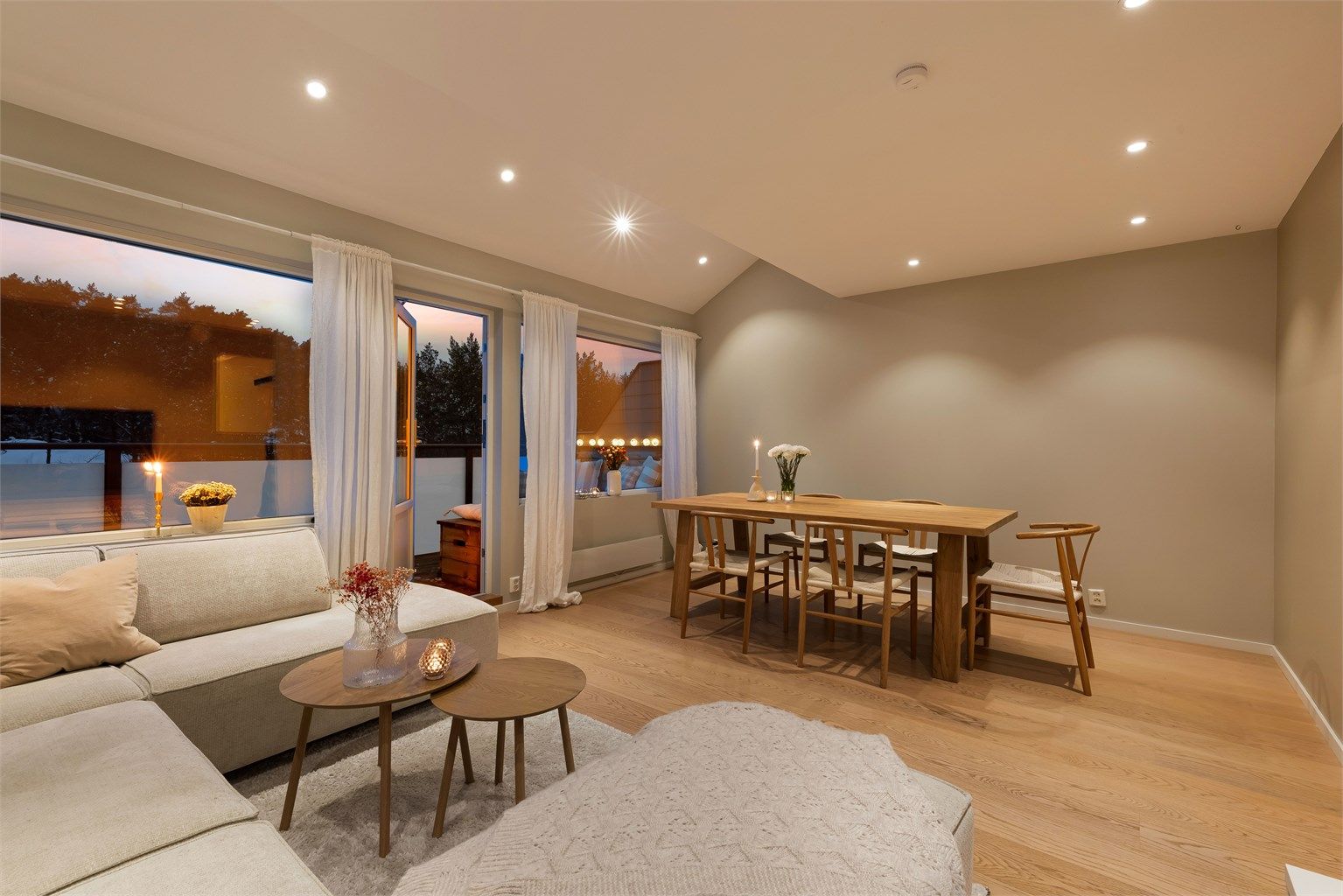 Stuen er av god størrelse med plass til både sofagruppe og spisebordgruppe.