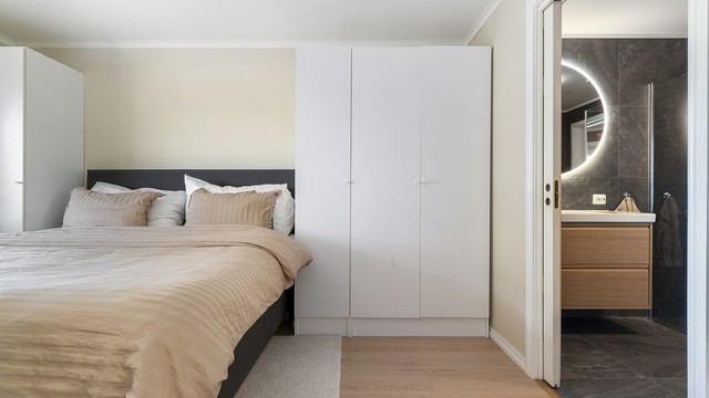 Leiligheten har en svært praktisk planløsning med tilkomst til bad, fra både soverom og entréen