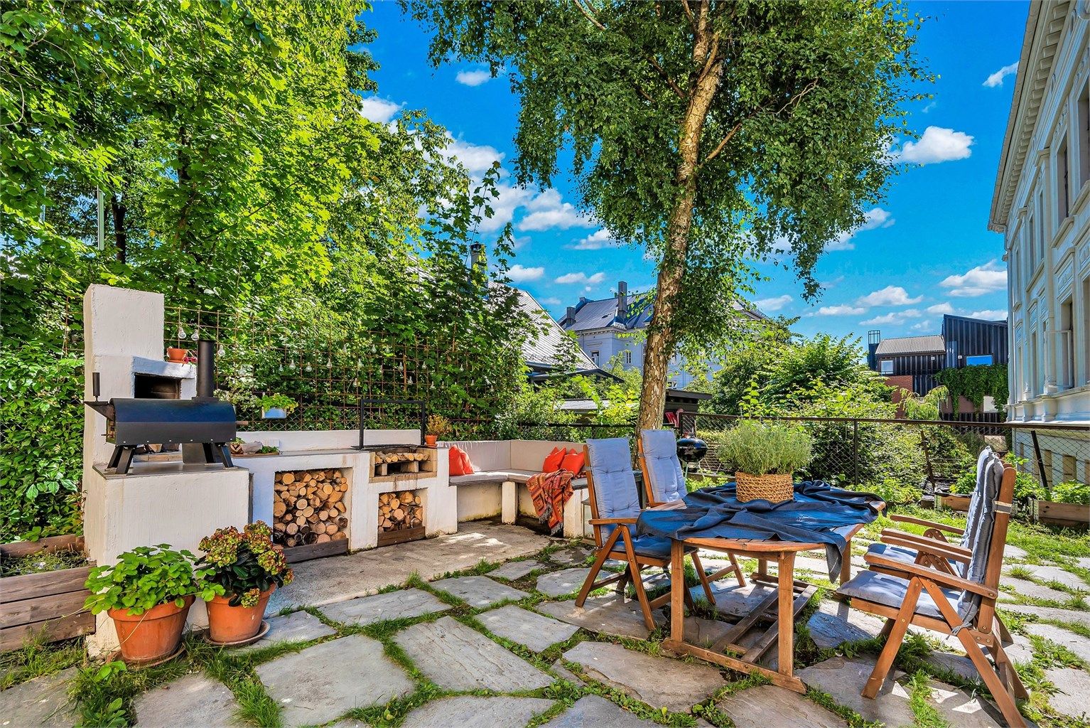  Dette er en bygård litt utenom det vanlige med felles sittegrupper, gassgrill, kullgrill, pizzaovn, rotisserier, peis, utekjøkken med strøm og kjøleskap!