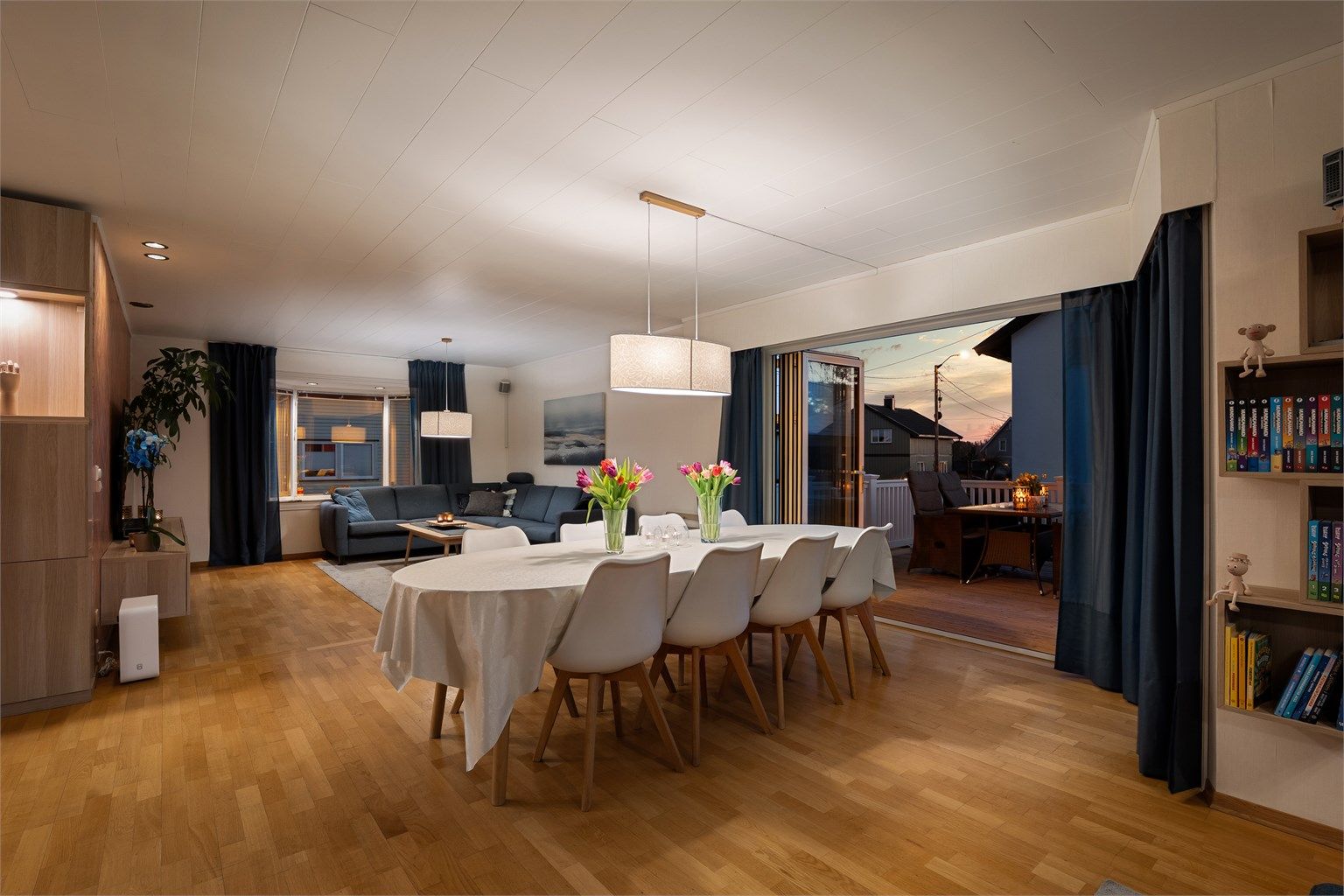 Stuen og de fleste øvrige rom er pusset opp i senere år. Det er stedvis behov for ytterligere oppgraderinger, hvilket representerer et spennende potensial. Fotograf; Kristoffer Kristiansen.