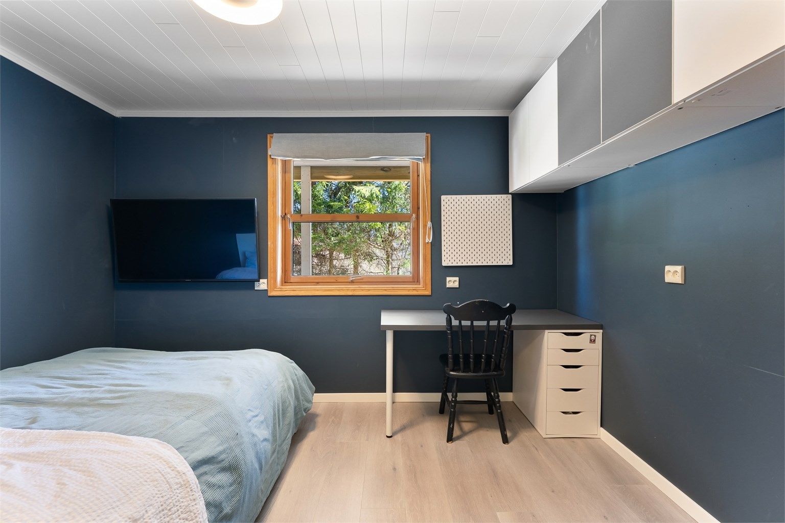 Soverom med plass til både seng og en liten arbeidsplass.