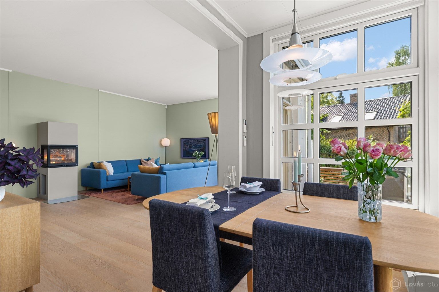Rommet har plass til møblering i flere soner