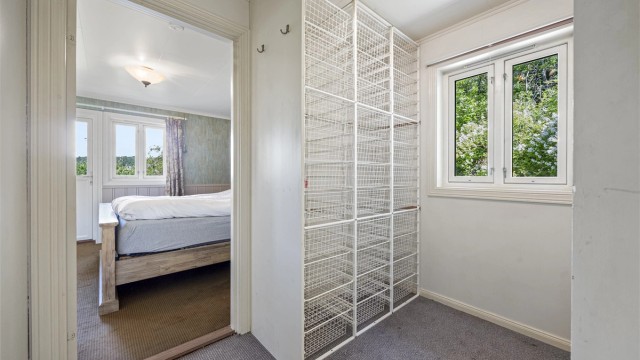 I tilknytning til soverommet er det en praktisk garderobe.