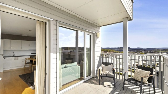 Velkommen til Rinda 61. Toppetasje med romslig balkong med panorama utsikt (Foto: Marianne Lyse).