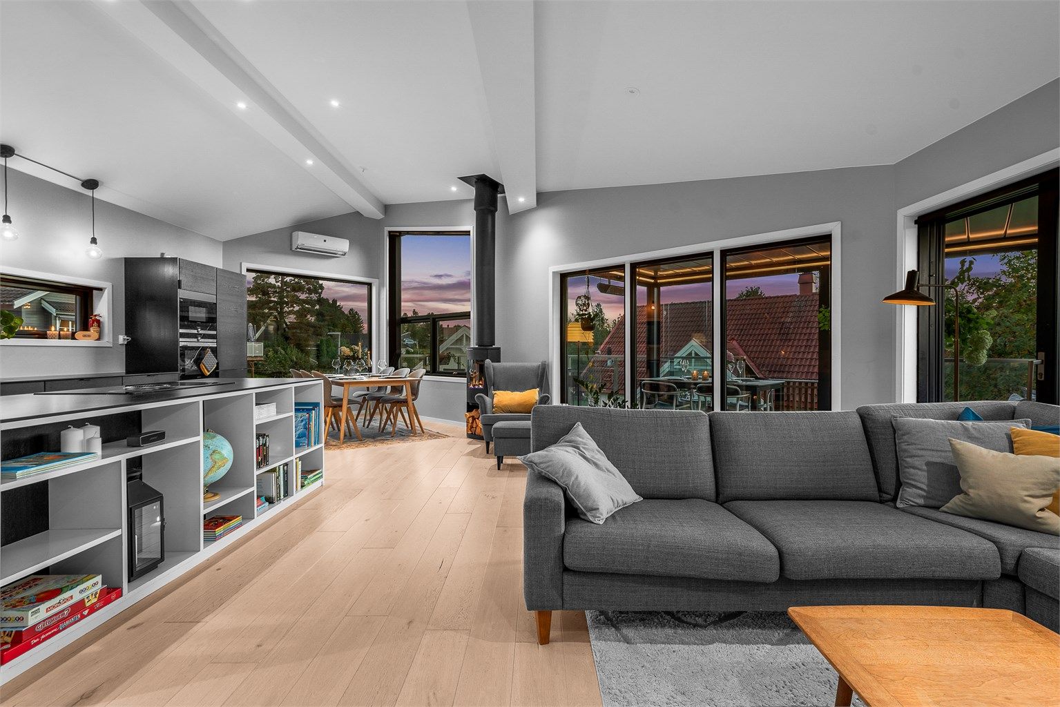 Åpen løsning med store vindusflater og meget god takhøyde helt opp til 372 cm. 