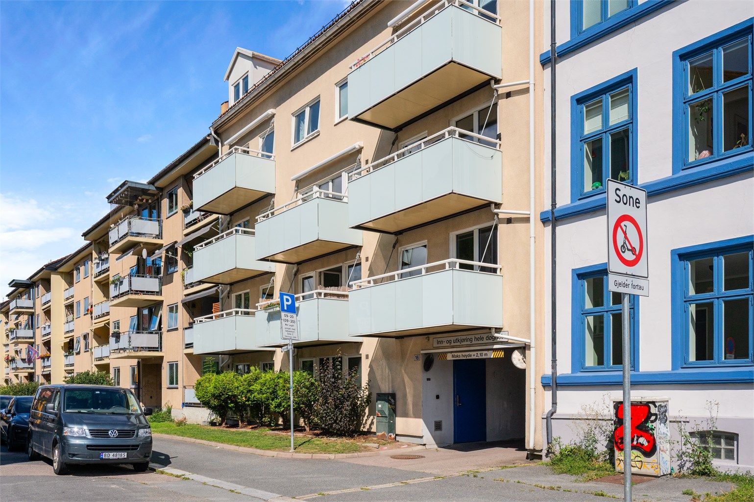 Mulighet for leie av garasjeplass med elbillader etter venteliste i borettslaget. Beboerparkering etter gjeldende bestemmelser ellers i gaten.