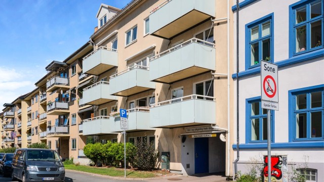 Mulighet for leie av garasjeplass med elbillader etter venteliste i borettslaget. Beboerparkering etter gjeldende bestemmelser ellers i gaten.