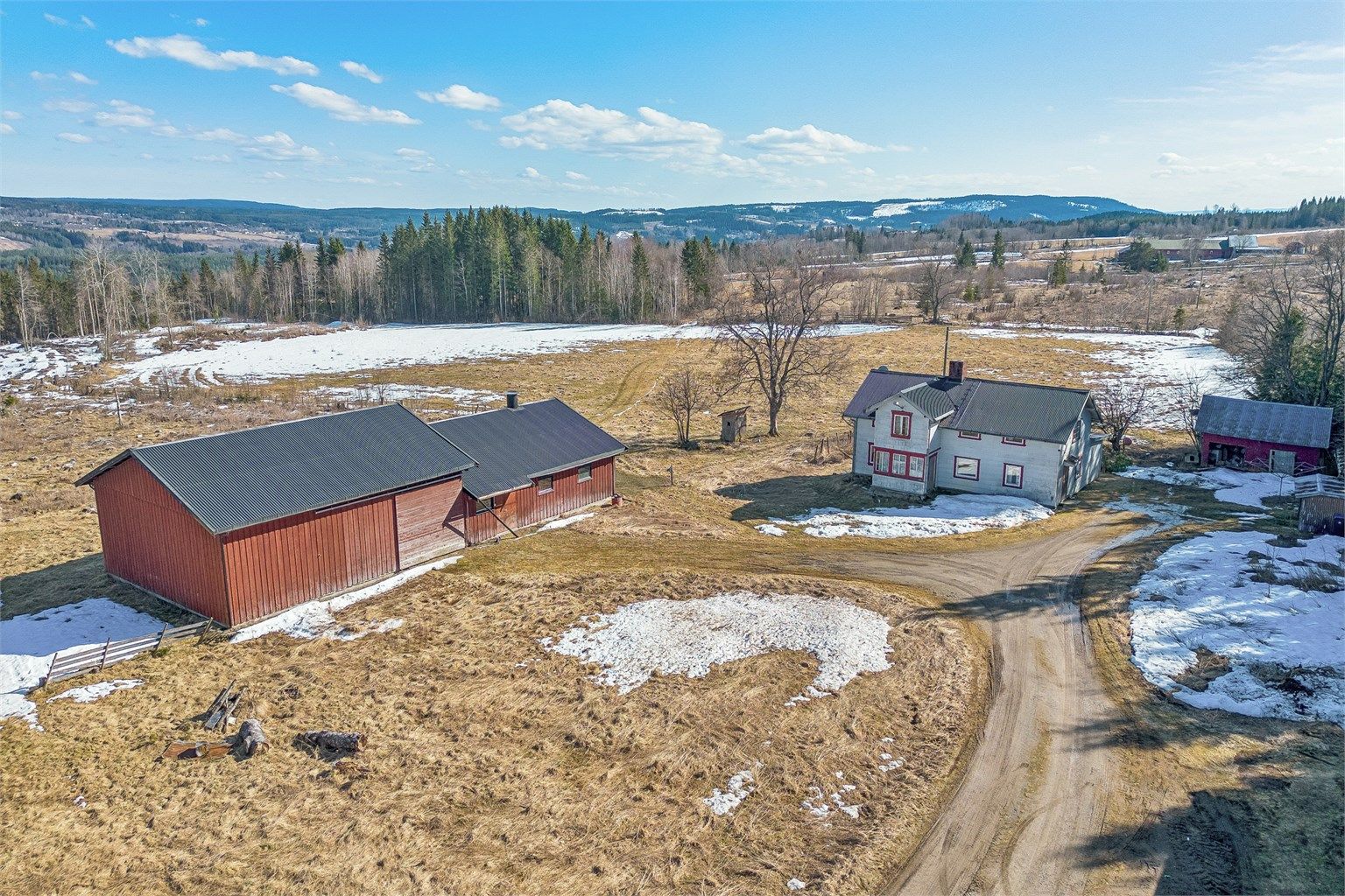 Velkommen til Brumundvegen 256 - Eldre småbruk med landlig og solrik beliggenhet. 
