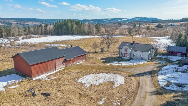 Velkommen til Brumundvegen 256 - Eldre småbruk med landlig og solrik beliggenhet.