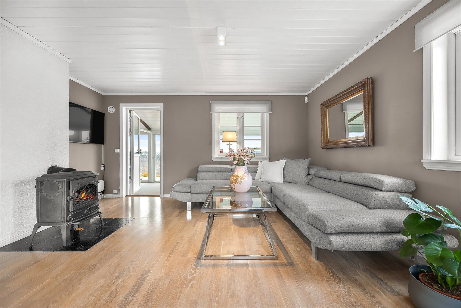 Gulvet i stuen har parkett som er slipt og lakkert, noe som gir en frisk og holdbar overflate.