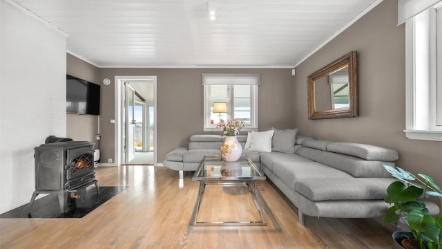 Gulvet i stuen har parkett som er slipt og lakkert, noe som gir en frisk og holdbar overflate.