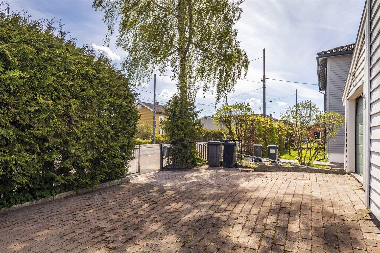 Gårdsplass med plass til parkering