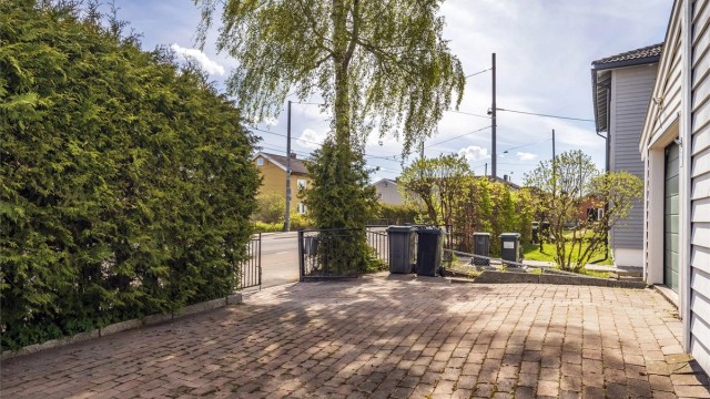 Gårdsplass med plass til parkering