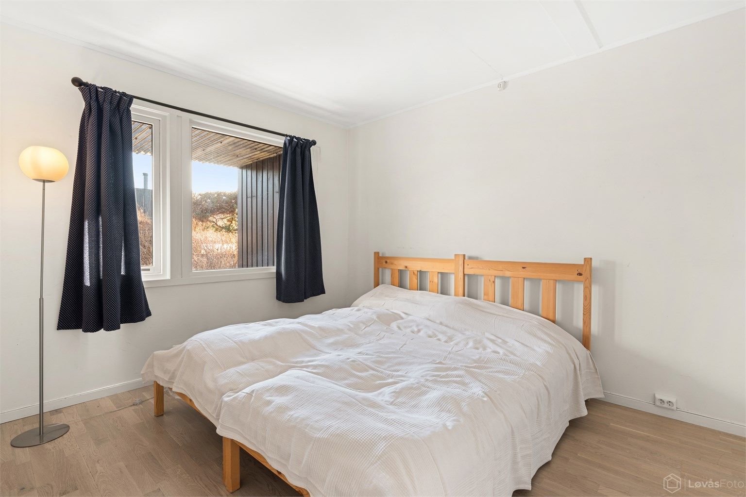 Boligens tre soverom er praktisk samlet på samme plan, adskilt fra de sosiale sonene.