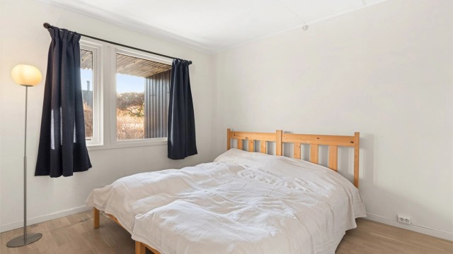 Boligens tre soverom er praktisk samlet på samme plan, adskilt fra de sosiale sonene.